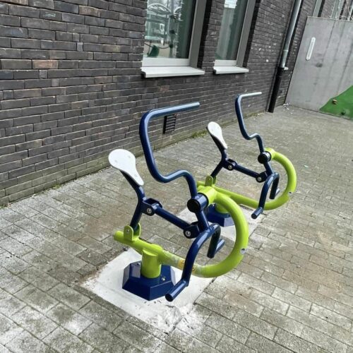 kinder fitnesstoestel de Ski + Hips Trainer 8 Twee outdoor fitnesstoestellen naast elkaar. Onze outdoor Rider.